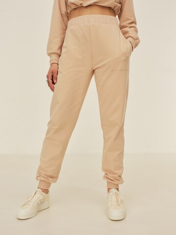 ABOUT YOU x Sofia Tsakiridou Regular Broek 'Nora' in Beige: voorkant