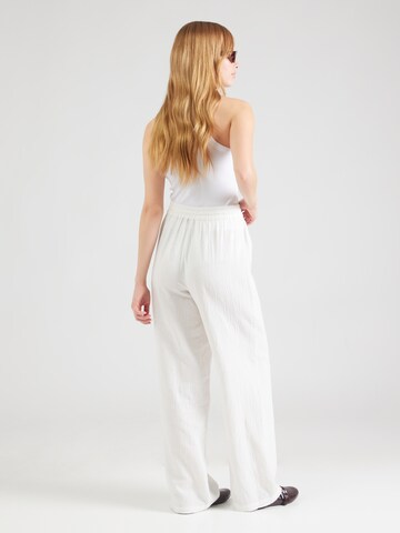Wide leg Pantaloni 'PCSASTINA' de la PIECES pe alb