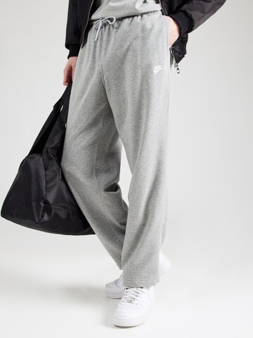 Nike Sportswear Loosefit Housut 'CLUB' värissä harmaa: etupuoli