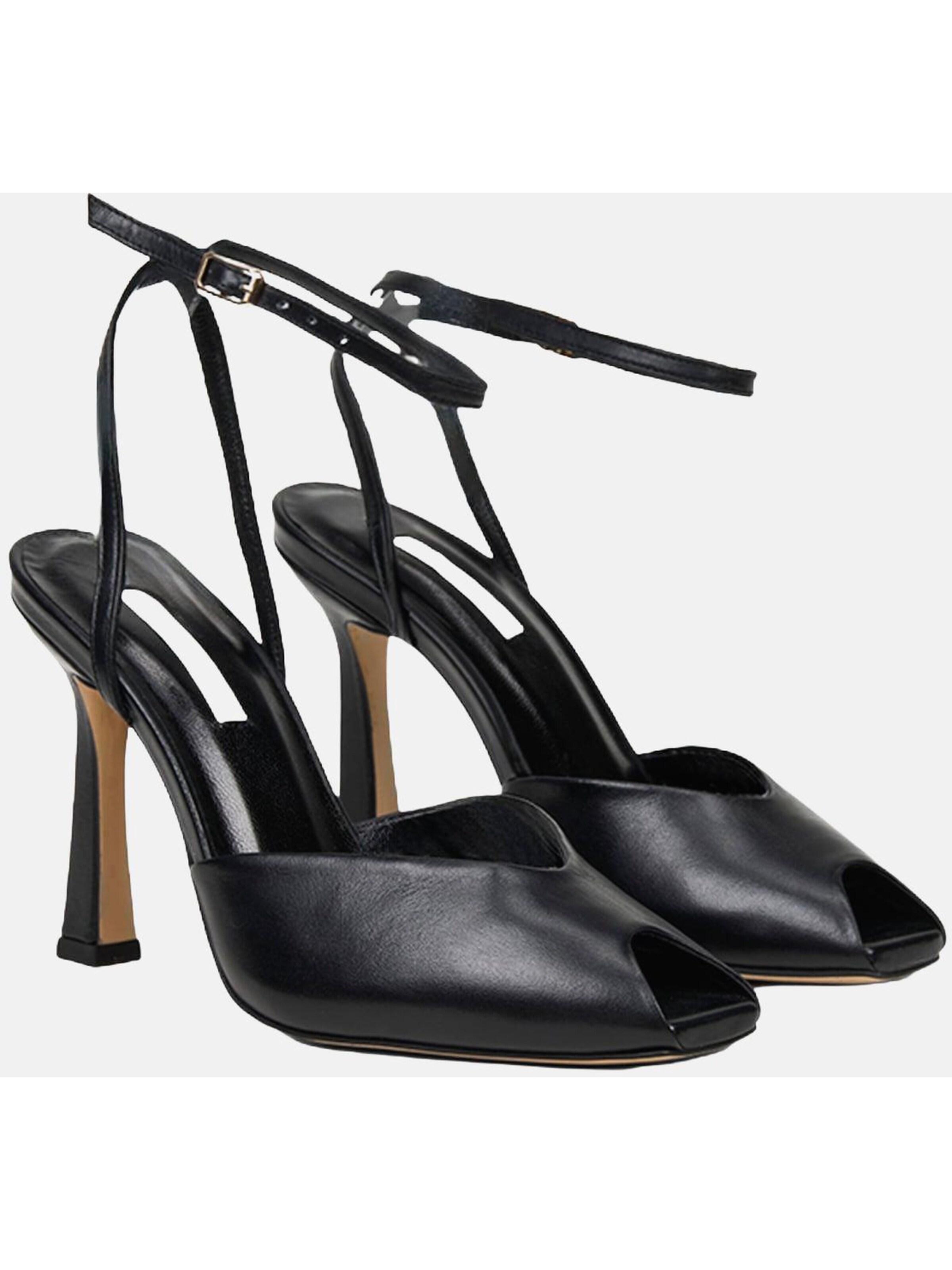 Desa Pumps in Black