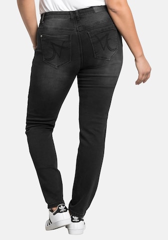 SHEEGO Slimfit Jeans i svart