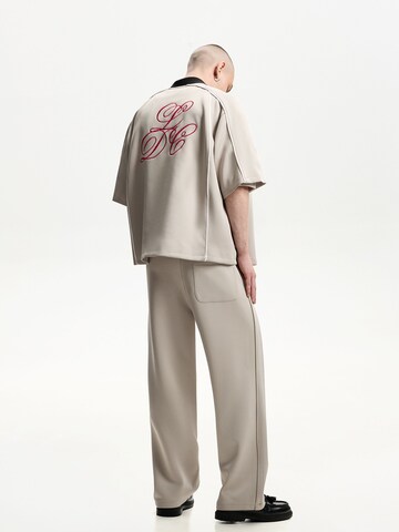Comfort fit Camicia di Bershka in grigio