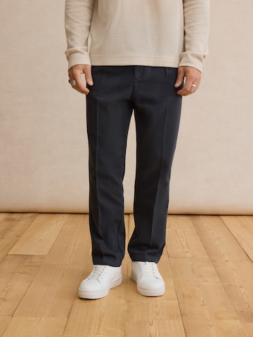 DAN FOX APPAREL Regular Broek 'Jannek' in Blauw: voorkant