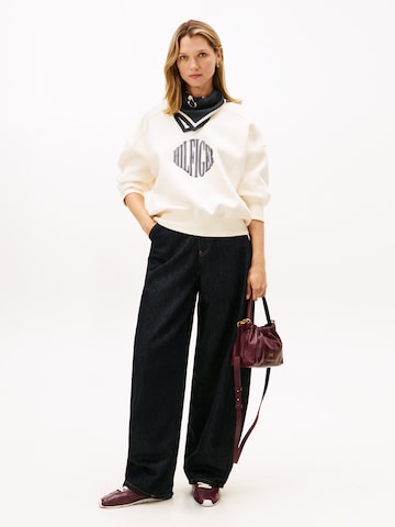 TOMMY HILFIGER - Sweatshirt 'VARSITY' em bege