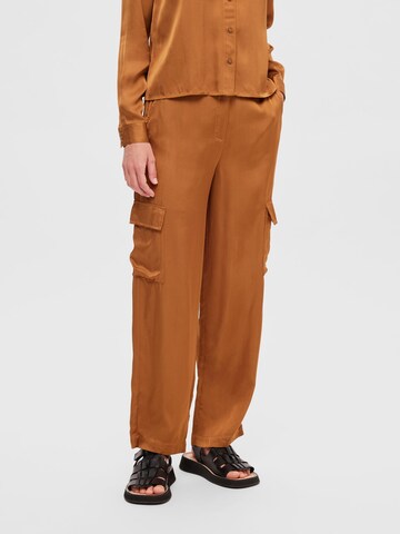SELECTED FEMME Loose fit Cargo Pants in Brown: front