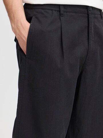 !Solid Tapered Pleat-Front Pants 'Moose Liam' in Black