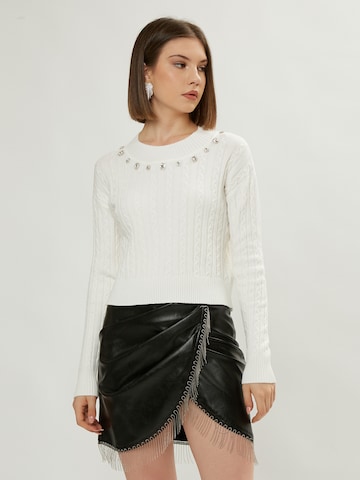 Influencer Sweater in White: front