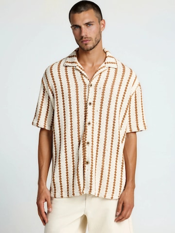 Fit confort Chemise Funky Buddha en beige : devant