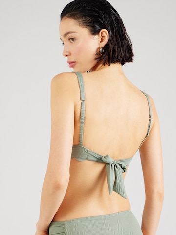 Triunghi Sutien costum de baie 'Scallop' de la Hunkemöller pe verde