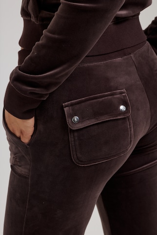 Juicy Couture Tall Буткат Штаны 'DEL RAY' в Коричневый