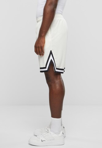 Karl Kani Lużny krój Spodnie 'Essential' w kolorze biały