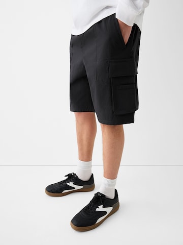 Bershka Regular Shorts in Schwarz