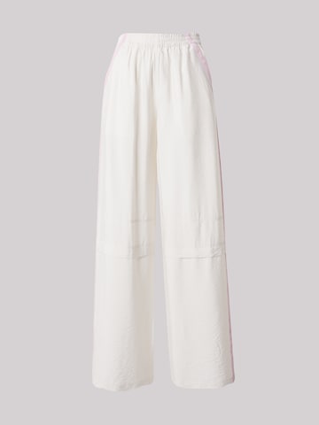 ABOUT YOU x Toni Garrn Широки крачоли Панталон в бяло: отпред
