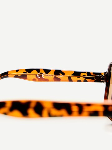 Ochelari de soare de la Bershka pe maro