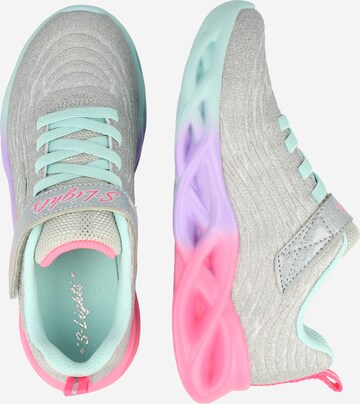 SKECHERS Sneaker in Grau