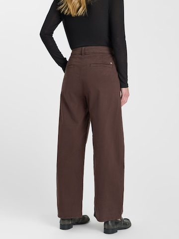 Barrel Pantalon chino 'TASIA' Le Temps Des Cerises en marron : derrière