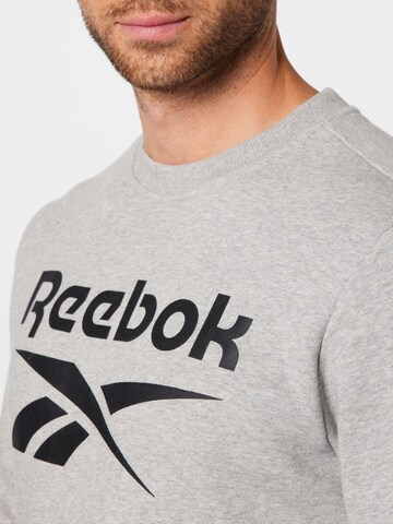 Sweat-shirt Reebok en gris