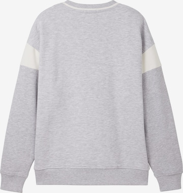 TOM TAILOR Sweatshirt i grå