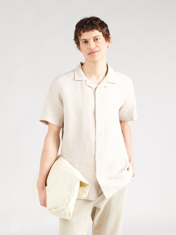 KnowledgeCotton Apparel Comfort Fit Риза в бежово: отпред