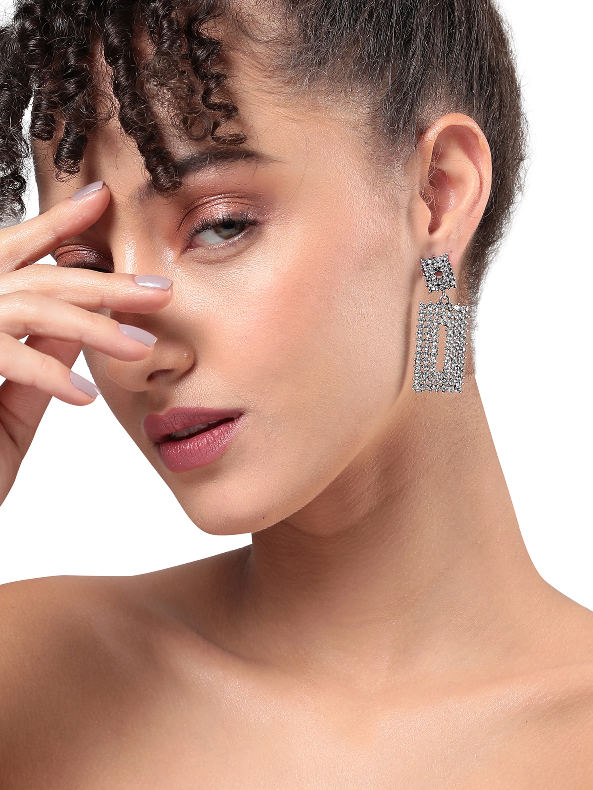 SOHI Náušnice 'Sheelu' - Strieborná: predná strana