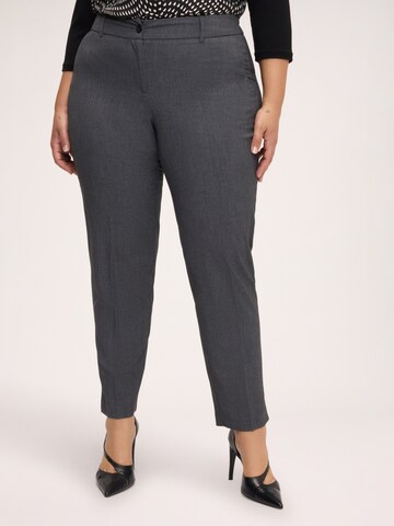 Coupe slim Pantalon Fiorella Rubino en gris