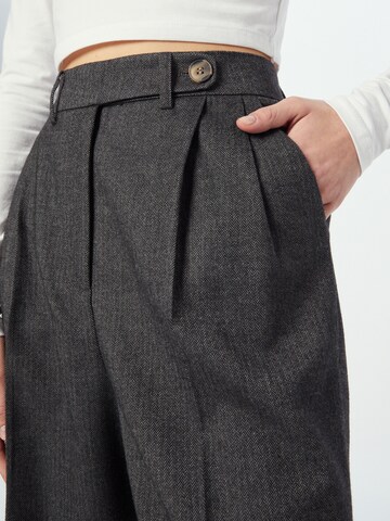 ONLY Regular Pleat-front trousers 'ALYSSA' in Grey