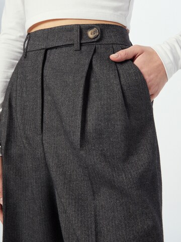 ONLY Regular Pleat-Front Pants 'ALYSSA' in Grey