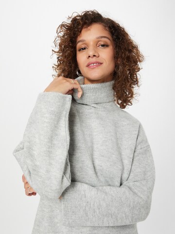 ABOUT YOU Pullover 'Tia' in Grau