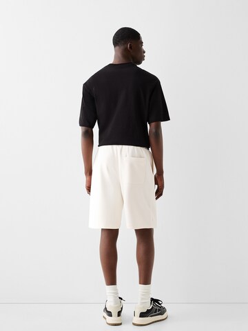 Bershka Loosefit Shorts in Weiß