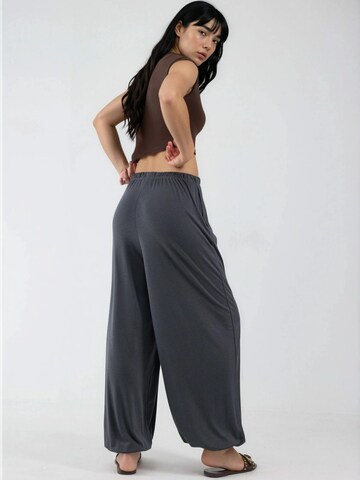 Tapered Pantaloni de la Busem pe gri