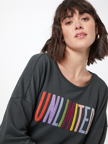 Key Largo Sweatshirt 'LIMITLESS' in Grün