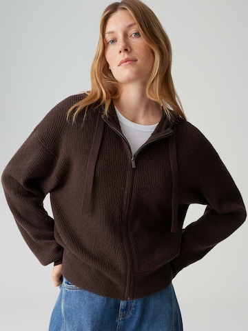 OPUS Cardigan 'Deso' i brun: forside