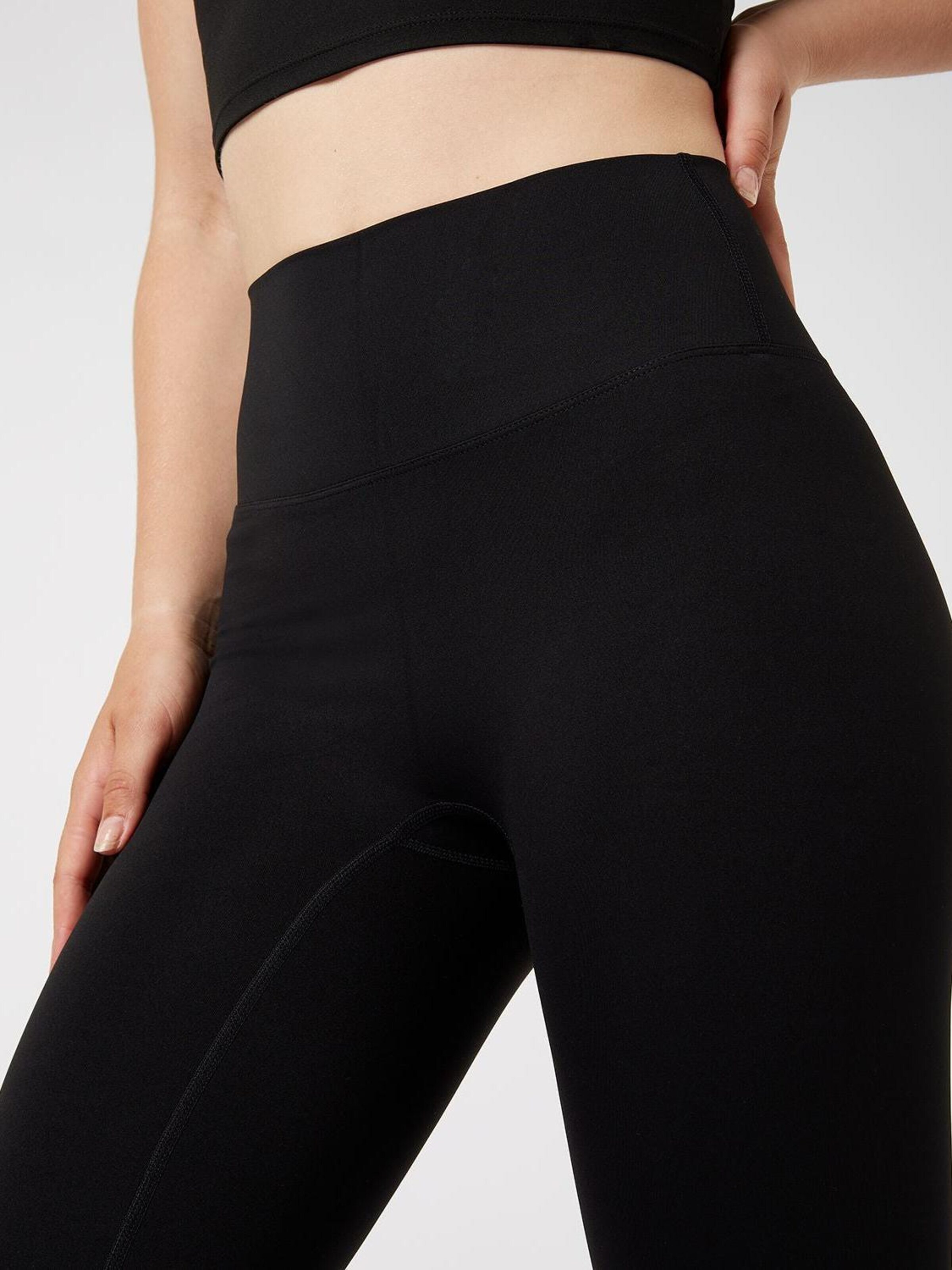 YO-GAYA Skinny Leggings in Black