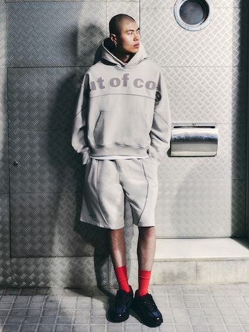 Bershka Sweatshirt 'OUT OF CORE' i grå