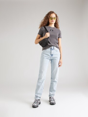 T-shirt Calvin Klein Jeans en gris