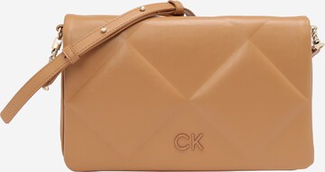 Calvin Klein Чанта с презрамки в кафяво: отпред