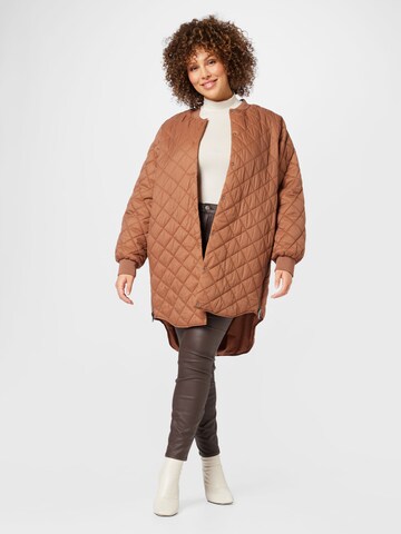 Vero Moda Curve Jacke 'HAYLE' in Braun