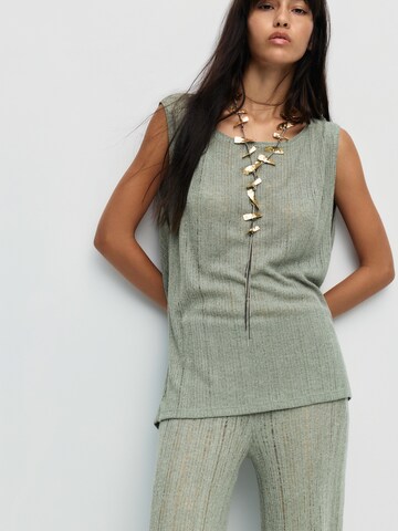 Top de la Pull&Bear pe verde: față
