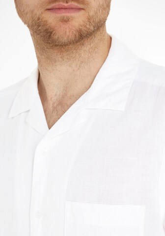 Coupe regular Chemise Calvin Klein en blanc