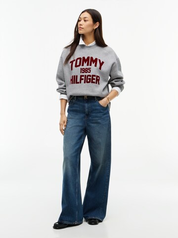 TOMMY HILFIGER Bluzka sportowa 'Varsity' w kolorze szary