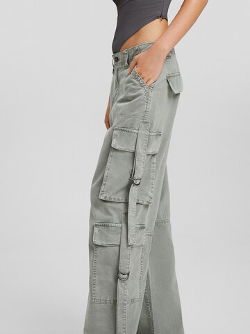 Bershka Loose fit Cargo trousers in Grey