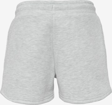 Hummel Regular Shorts in Grau