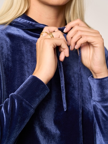 Sweat-shirt 'Joyce' ABOUT YOU x Laura Giurcanu en bleu