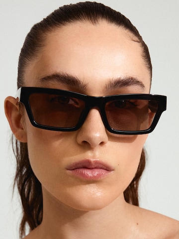 Pilgrim Sunglasses 'ASHLYN' in Black: front