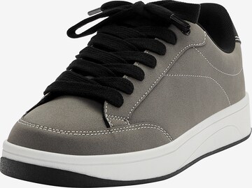 Pull&Bear Sneaker in Grau