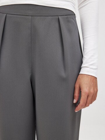 NA-KD Regular Hose in Grau