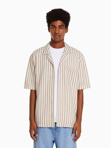 Bershka Comfort Fit Hemd in Rot: Vorderseite