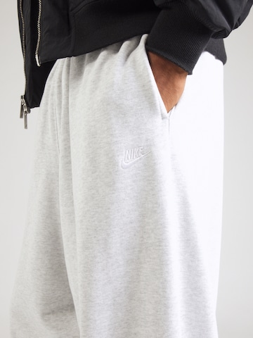 Effilé Pantalon 'CLUB' Nike Sportswear en gris