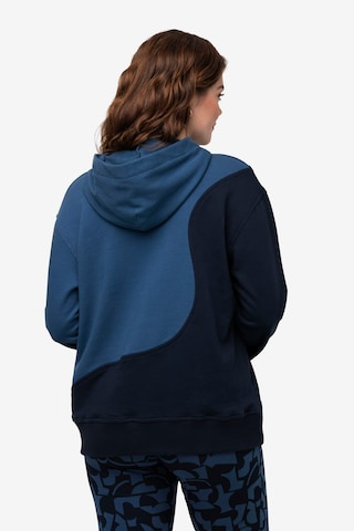 Sweat-shirt Ulla Popken en bleu : devant