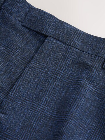 Coupe slim Pantalon à plis Next en bleu